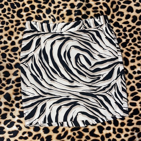 •LOFT•OFF WHITE/BLACK/TAN WAVY STRIPED TEXTURED SKIRT SIZE 6P IN EUC 100% LINED - Picture 3 of 8